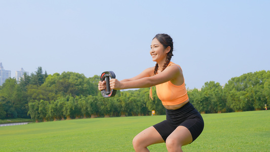 运动女性户外锻炼视频