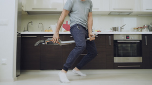 缝合男子的腿,在厨房与吸尘器清洁工一起洗地板14秒视频