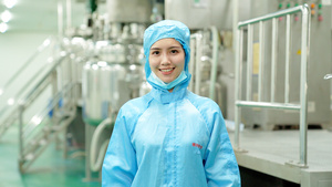 4k工厂穿防化服的女生研究员工人形象6秒视频