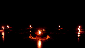 黑暗夜幕下的圣殿装饰和蜡烛灯光15秒视频