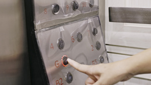 女性手推G楼下电梯按钮卫生塑料封盖控制面板10秒视频
