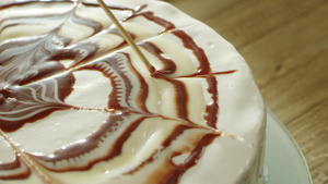 特写美味的圆形甜点，覆盖糖和巧克力糖浆22秒视频