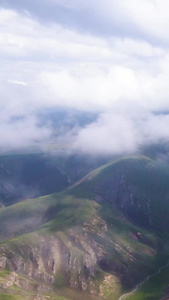 风景青藏高原橡皮山航拍蓝天白云视频