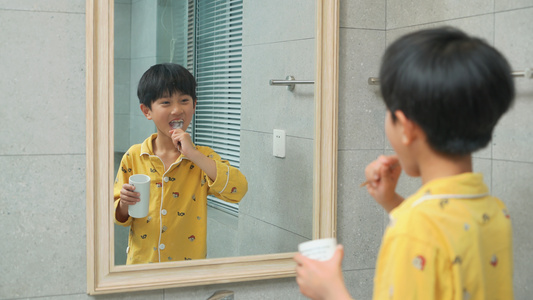 小男孩在镜子前刷牙视频