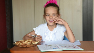 7岁女生做作业吃点心饼干18秒视频