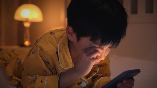 深夜看手机哭泣的小男孩[品牌手机]视频