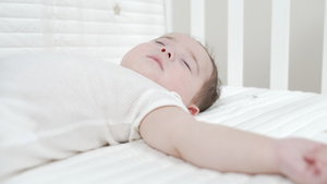 躺在婴儿床上睡着的宝宝17秒视频