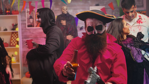 长胡子的人打扮得像个海盗 庆祝万圣节26秒视频