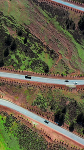 拉乌山盘山公路航拍汽车行驶航拍汽车行驶在山路上视频