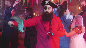 在万圣节派对上戴着斧头和钩子跳舞的邪恶海盗装扮33秒视频