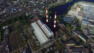 城市地貌发电厂的无人机观测工业烟囱14秒视频