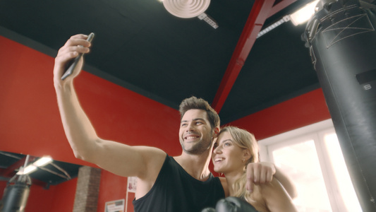 在健身俱乐部装上自拍手机的健身夫妇视频