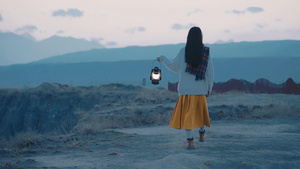 4K升格新疆安集海大峡谷手提油灯的少女30秒视频