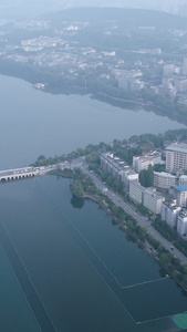 航拍宜居城市生态水域湖滨住宅群居住环境视频