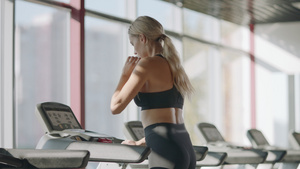 健身中心运动机操作上适合训练女生的心操锻练7秒视频