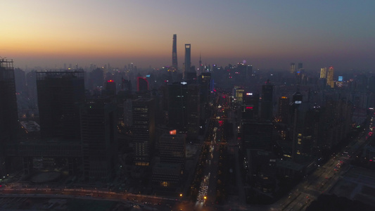 日落时的上海天线 卢吉亚苏伊区和世纪大道 空中观察 无人驾驶飞机正向上飞越视频