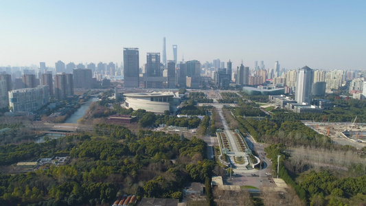 绿色公园和上海在市区的阳光明媚的日子,中国、空中观察。 无人驾驶飞机正向上飞来往,准备射击视频