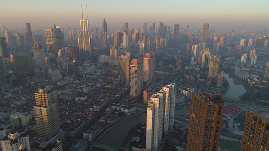 在阳光明媚的清晨上海cbd天际线视频