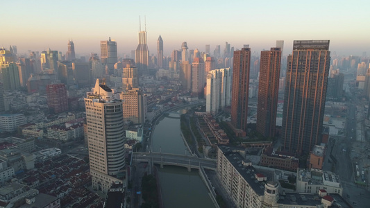 在阳光明媚的清晨上海天线 潮湿地区,中国,空中观察 无人机正向上飞来往视频
