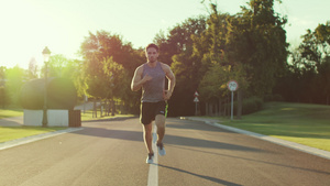 夏季清晨在公园慢跑的健身人22秒视频