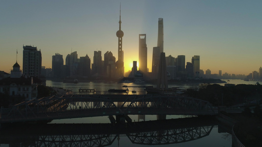 日出时空的上海天线和Waibaidu桥、Lujiazui金融区和Huangpu河、中国、空中观察、无人机向上飞视频