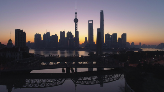 黎明时分的上海全景。陆家嘴金融区和黄浦江。中国。鸟瞰图。无人机正在向上飞行。建立射击视频