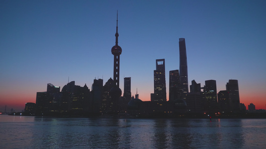清晨的上海剪影。陆家嘴金融区剪影和黄浦江。中国。建立射击视频