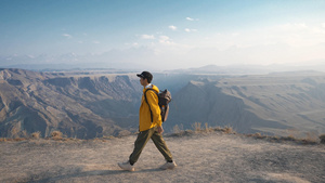 4K升格新疆安集海大峡谷拍摄的男摄影师40秒视频