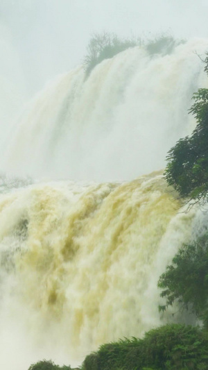 德天跨国瀑布景区近距离奔腾水流洪水80秒视频
