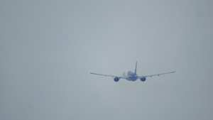 飞机在雨中的雾中飞翔15秒视频