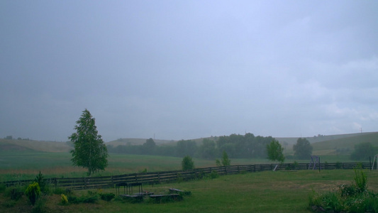 农村的雨天视频