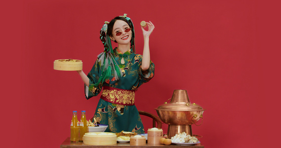 8K国潮美女展示中式特色美食慢镜头视频