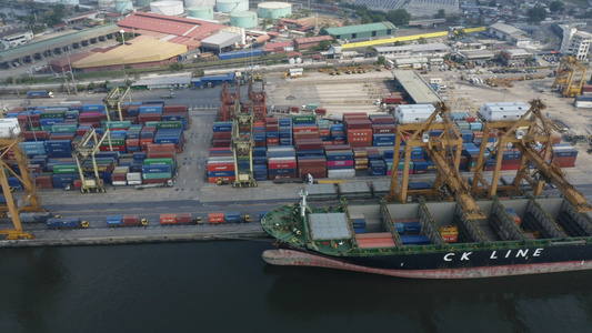 4K无人机航拍曼谷港口集装箱港口起重机视频