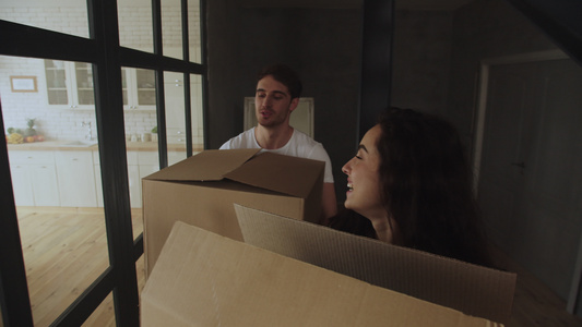 快乐的一对夫妇 带纸盒到豪华宅视频