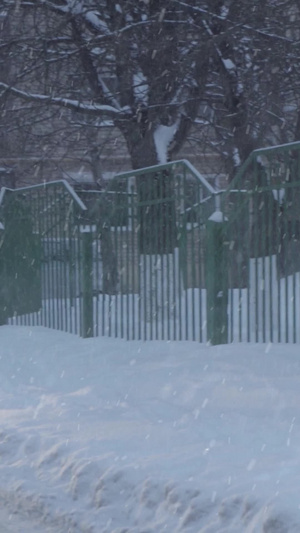 大雪天气行驶在厚厚的积雪马路上小心慢行12秒视频