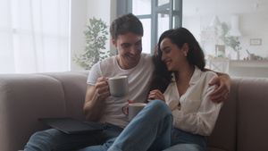 在家喝咖啡的情侣快乐30秒视频