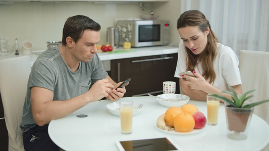 健康早餐期间一对情侣在健康早餐期间寻找手机的快乐视频