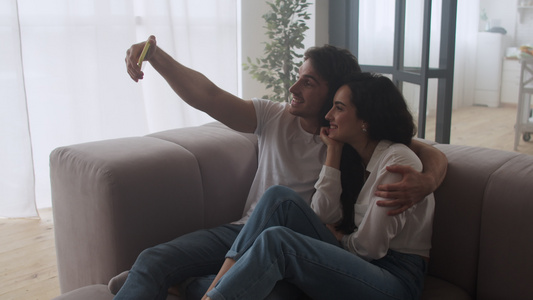 快乐的一对夫妇在家里拍自照片视频