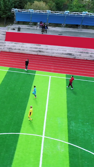 多角度航拍足球场上踢足球的学生绿茵场79秒视频