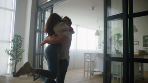 快乐的一对夫妇在新房子里转来去22秒视频