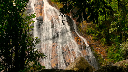 从悬崖上的水流热带国家的丛林天堂景观视频