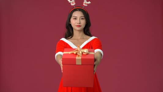 4K圣诞装扮女生抱着礼物盒视频