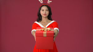 4K圣诞装扮女生抱着礼物盒4秒视频