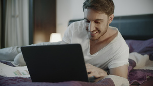 在家使用笔记本电脑的快乐男人26秒视频