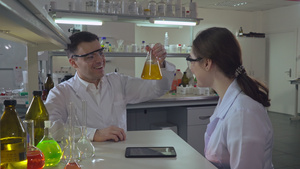 化学实验室有两名工人12秒视频