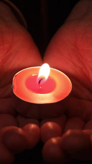 手捧蜡烛祈愿祝福哀悼致敬纪念传统文化15秒视频
