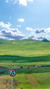 新疆自然风光公路交通大草原视频