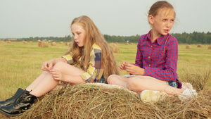 在田里坐在干草堆穿着格斗衬衫的未成年女孩12秒视频