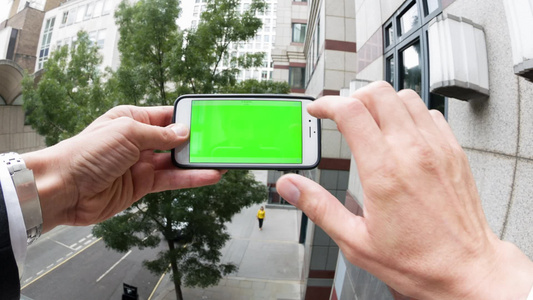 使用带绿色屏幕的智能手机的人的pov第一视角视频