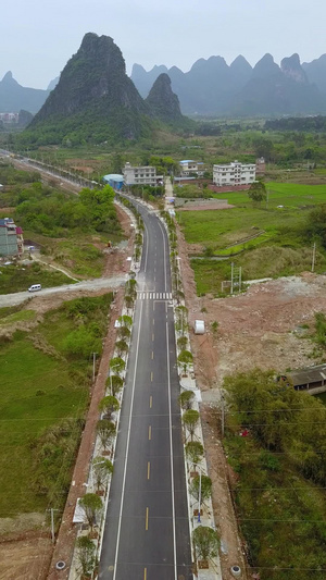 竖拍竖屏新建的公路城市郊区乡村公路山间的公路19秒视频